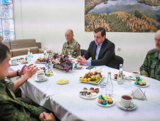 губернатор Алексей Островский поблагодарил бойцов добровольческих казачьих батальонов за доблестную службу Отечеству - фото - 1