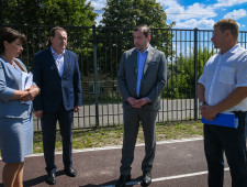 губернатор Алексей Островский посетил модернизированный стадион спортивной школы в Вязьме - фото - 1