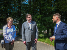 губернатор Алексей Островский ознакомился с ходом благоустройства воинского захоронения в Смоленске школьной трудовой бригадой - фото - 1