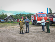 губернатор Алексей Островский вручил ключи от новых спецавтомобилей работникам лесопожарной службы в Демидовском районе - фото - 1