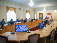 губернатор Алексей Островский обсудил с главами муниципальных образований эпидемиологическую ситуацию - фото - 1