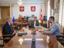 губернатор Алексей Островский обсудил с руководителем Смоленского государственного университета спорта Алексеем Обвинцевым перспективные направления развития вуза - фото - 1