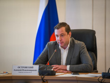 губернатор Алексей Островский обсудил с главами муниципальных образований ход реализации федерального проекта «Пушкинская карта» - фото - 1