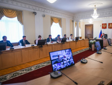 губернатор Алексей Островский обсудил с главами муниципальных образований готовность школ к учебному году - фото - 1