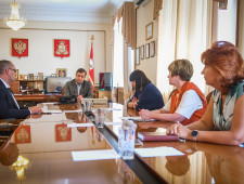 губернатор Алексей Островский провел совещание по вопросам поддержки IT-отрасли - фото - 1