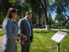 губернатор Алексей Островский проинспектировал благоустройство сквера Доблестным предкам 1812 года в Вязьме - фото - 1