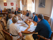 губернатор Алексей Островский провел совещание по вопросу восстановления памятников культурно-исторического наследия в селе Высокое - фото - 1