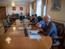 губернатор Алексей Островский провел совещание по вопросам инвестиционного развития региона - фото - 1