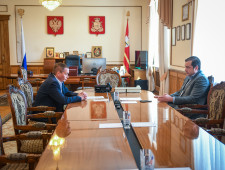 губернатор Алексей Островский потребовал оперативно устранить провал дорожного полотна в Соловьиной роще - фото - 1