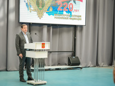 губернатор Алексей Островский поздравил сотрудников органов юстиции с 220-летием со дня образования Минюста России - фото - 1