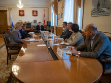 губернатор Алексей Островский провел рабочее совещание по передаче полномочий администрации города Смоленска по организации дорожной деятельности на региональный уровень - фото - 1