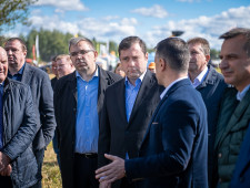 губернатор Алексей Островский посетил конкурс «Лучший пахарь Смоленской области 2022» в Рославльском районе - фото - 1