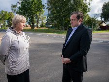 губернатор Алексей Островский проинспектировал отремонтированную центральную улицу Володарского в Велиже - фото - 1