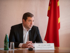 губернатор Алексей Островский провел выездное совещание в Велиже по вопросу раздельного сбора мусора - фото - 1