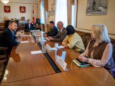 алексей Островский провел рабочую встречу по вопросу реализации инвестпроекта по добыче и переработке торфа - фото - 1