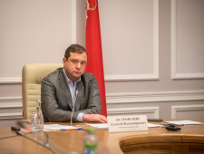 губернатор Алексей Островский обсудил с главами муниципальных образований вопросы благоустройства территорий - фото - 1