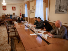 губернатор Алексей Островский провел совещание по вопросам инвестиционного развития региона - фото - 1