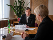 губернатор Алексей Островский провел выездное совещание по вопросу ремонта теплотрассы в Велиже - фото - 1