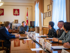 губернатор Алексей Островский провел совещание по обеспечению жильем медицинских работников - фото - 1