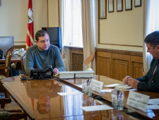 губернатор Алексей Островский провел совещание по вопросам эффективности мер поддержки субъектов предпринимательства - фото - 1