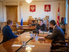 губернатор Алексей Островский провел рабочую встречу с председателем областной организации «Всероссийское общество инвалидов» Николаем Боруновым - фото - 1