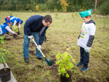 губернатор Алексей Островский принял участие в акции «Сад Памяти» - фото - 1