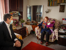 в преддверии Дня Освобождения Смоленщины Алексей Островский поздравил почетную жительницу Вязьмы Александру Базылеву с праздником - фото - 1