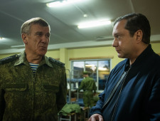 губернатор Алексей Островский проверил условия размещения в сборном пункте временного пребывания военнослужащих, призванных по частичной мобилизации - фото - 1