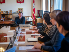 губернатор Алексей Островский провел совещание по обеспечению жильем медицинских работников - фото - 1