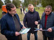 губернатор принял участие в высадке аллеи «Лес Победы» и ознакомился с ходом благоустройства «карманного парка» на проспекте Строителей в Смоленске - фото - 1