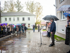 губернатор Алексей Островский вручил ключи от квартир в новом доме врачам Сычевской межрайонной больницы - фото - 1