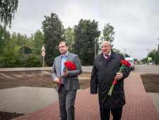 губернатор Алексей Островский осмотрел благоустроенную площадку у памятника «Катюша» в Рудне - фото - 1