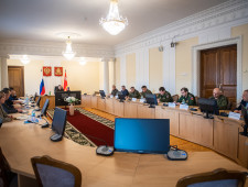 губернатор Алексей Островский провел оперативное совещание по вопросам частичной мобилизации в регионе - фото - 1