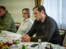 губернатор Алексей Островский встретился со смоленскими волонтерами, вернувшимися из зоны специальной военной операции - фото - 1