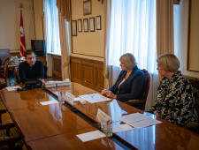 губернатор Алексей Островский провел совещание по итогам летней детской оздоровительной кампании - фото - 1