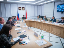 губернатор Алексей Островский провел совещание с главами муниципальных образований - фото - 1