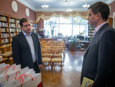 губернатор Алексей Островский передал книги для детей ЛНР и ДНР в рамках акции «Zнание – сила!» - фото - 1