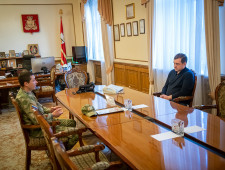 губернатор Алексей Островский встретился с участником СВО Петром Тихомировым, награжденным медалью Ордена «За заслуги перед Отечеством» II степени - фото - 1