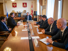 губернатор Алексей Островский обсудил с руководством предприятия «Смит-Ярцево» возможности развития производства - фото - 1