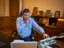 губернатор Алексей Островский проверил работу регистратур районных поликлиник - фото - 1