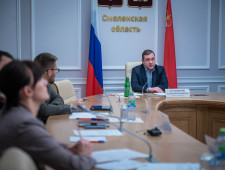 губернатор Алексей Островский обсудил с главами муниципальных образований вопросы поддержки семей мобилизованных граждан - фото - 1