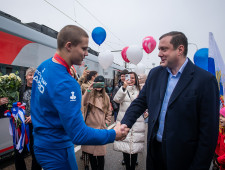 губернатор Алексей Островский принял участие в торжественной встрече Дениса Федотова, завоевавшего золотую медаль на Первенстве мира - фото - 1