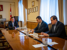 губернатор Алексей Островский провел рабочее совещание по вопросам развития детско-юношеского спорта в регионе - фото - 1