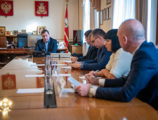 губернатор Алексей Островский провел совещание по вопросам инвестиционного развития - фото - 1