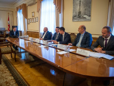 губернатор Алексей Островский обсудил вопросы строительства с профильным блоком Администрации - фото - 1