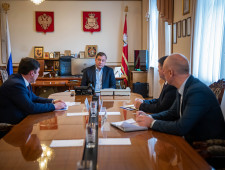 губернатор Алексей Островский провел рабочую встречу с генеральным директором АО «Смоленский авиационный завод» Андреем Топорковым - фото - 1