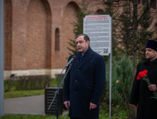 губернатор Алексей Островский принял участие в торжественном открытии памятника участникам операции «Дети» в Смоленске - фото - 1