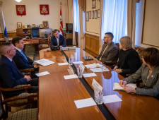 губернатор Алексей Островский поручил создать Центр поддержки участников специальной военной операции и членов их семей - фото - 1