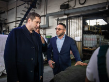 губернатор Алексей Островский посетил кожевенный завод в Вязьме - фото - 1