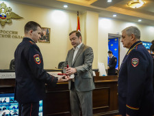 губернатор Алексей Островский поздравил ветеранов и сотрудников органов внутренних дел с профессиональным праздником - фото - 1